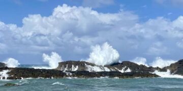 Chubascos pasajeros en el interior, oleaje peligroso en las costas