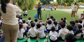 Policía Nacional realiza encuentro de proximidad con estudiantes en La Romana