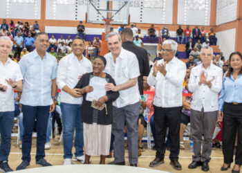 Presidente Abinader entrega 560 títulos de propiedad en SDE