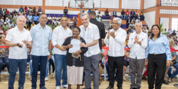 Presidente Abinader entrega 560 títulos de propiedad en SDE