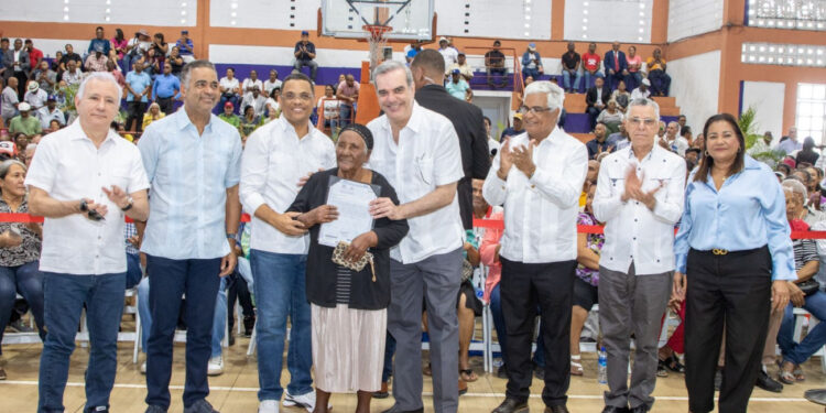 Presidente Abinader entrega 560 títulos de propiedad en SDE