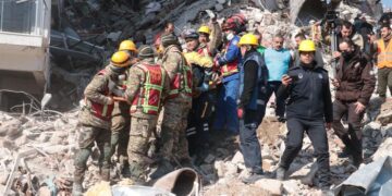 Rescatistas hallan a mas sobrevivientes del sismo en Turquía