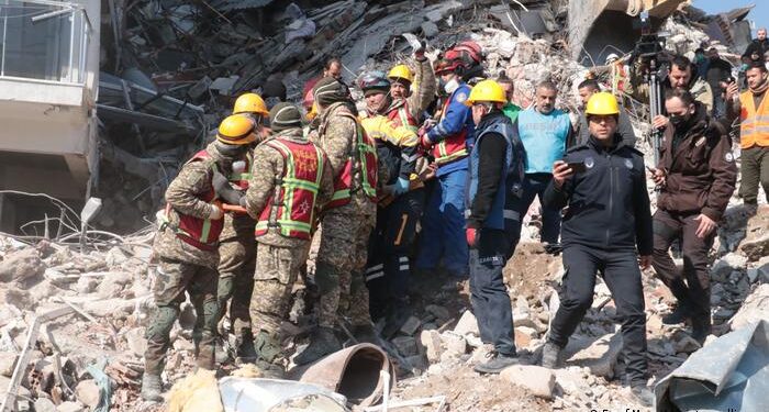 Rescatistas hallan a mas sobrevivientes del sismo en Turquía