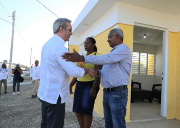 Abinader entrega 390 viviendas completamente amuebladas a familias desplazadas en Monte Grande
