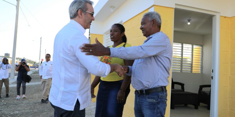 Abinader entrega 390 viviendas completamente amuebladas a familias desplazadas en Monte Grande