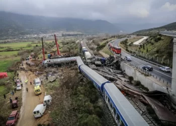 Suben a 36 los muertos por la colisión de dos trenes en Grecia central