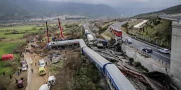 Suben a 36 los muertos por la colisión de dos trenes en Grecia central