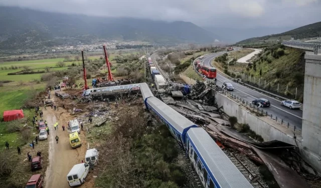 Suben a 36 los muertos por la colisión de dos trenes en Grecia central