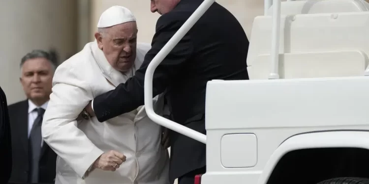 Vaticano: Papa mejora desde hospitalización por infección