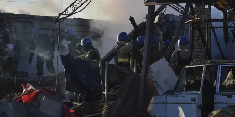 Rusia lanza bombas mientras Ucrania celebra sombrío aniversario de Bucha