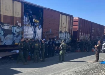 Muere un migrante y otros 11 son rescatados de un vagón bajo intenso calor en Texas