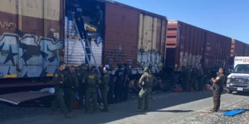 Muere un migrante y otros 11 son rescatados de un vagón bajo intenso calor en Texas