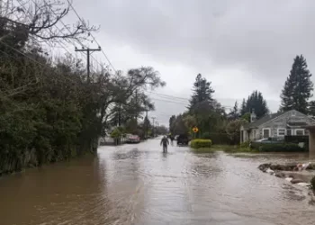 Inundación rompe dique en California; cientos de evacuados