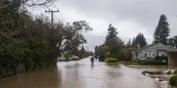 Inundación rompe dique en California; cientos de evacuados