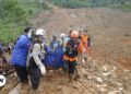 Sube a 30 muertos el balance del deslizamiento de tierra en Indonesia