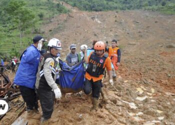 Sube a 30 muertos el balance del deslizamiento de tierra en Indonesia