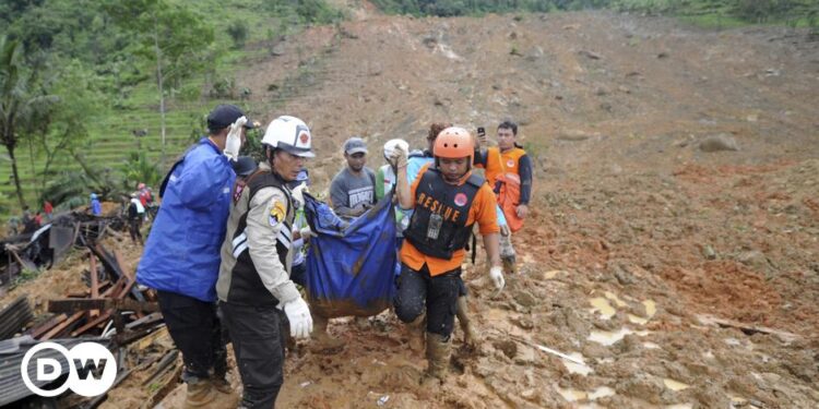 Sube a 30 muertos el balance del deslizamiento de tierra en Indonesia