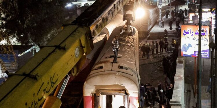 Accidente ferroviario causa dos muertos y 16 heridos en Egipto