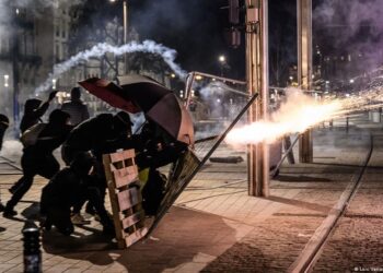 Protestas contra reforma de pensiones deja más de 300 detenidos en Francia