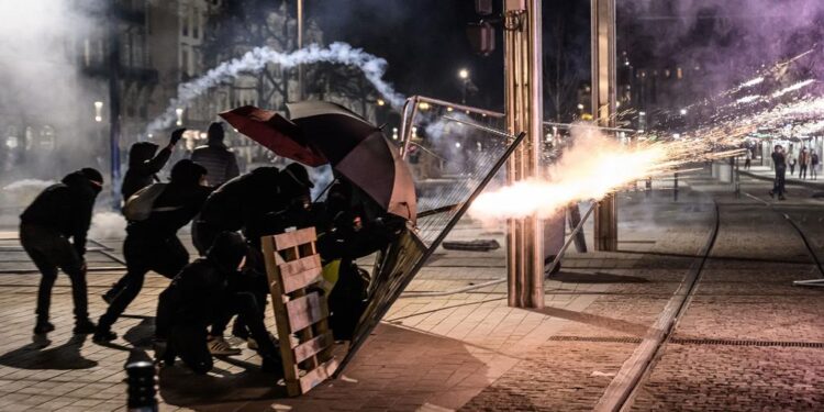 Protestas contra reforma de pensiones deja más de 300 detenidos en Francia