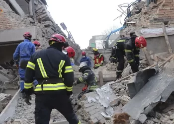 Aviones no tripulados rusos matan a 4 en dormitorio de Ucrania, mientras terminan cumbres rivales