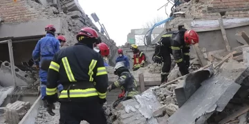 Aviones no tripulados rusos matan a 4 en dormitorio de Ucrania, mientras terminan cumbres rivales