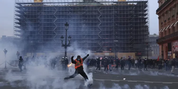 Cancelada la visita del rey Carlos III a Francia en medio de protestas masivas