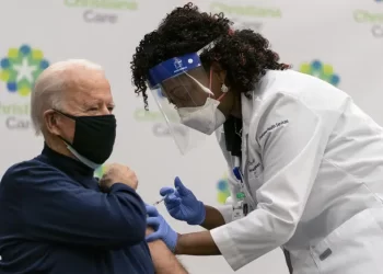 La corte bloquea el mandato de la vacuna COVID-19 para los trabajadores del gobierno de EE. UU.