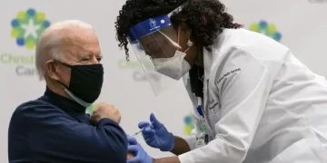 La corte bloquea el mandato de la vacuna COVID-19 para los trabajadores del gobierno de EE. UU.