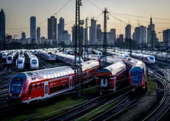 Huelga por salarios paraliza transporte ferroviario y aéreo en Alemania
