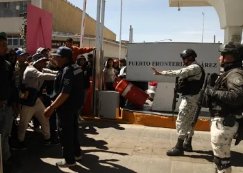 Migrantes venezolanos intentan cruzar en estampida desde México a EE.UU.