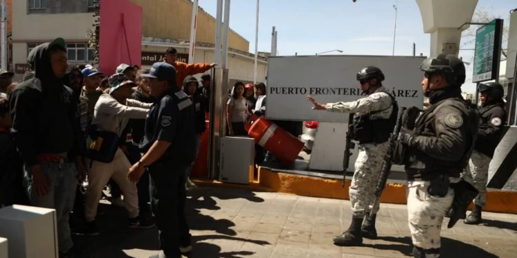 Migrantes venezolanos intentan cruzar en estampida desde México a EE.UU.