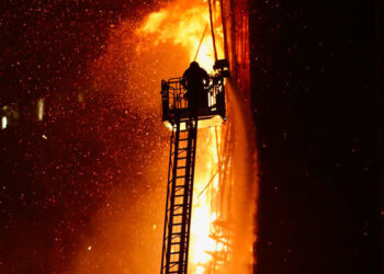 Al menos dos heridos tras el incendio de un rascacielos en obras en Hong Kong