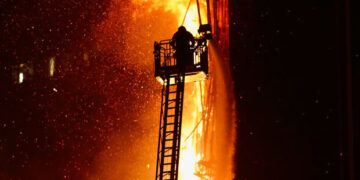 Al menos dos heridos tras el incendio de un rascacielos en obras en Hong Kong