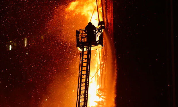 Al menos dos heridos tras el incendio de un rascacielos en obras en Hong Kong