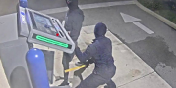 Joven asaltado en cajero se llevó gran sorpresa al identificar al ladrón: Era su papá