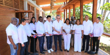 Presidente inaugura reconstrucción de dos plazas de vendedores en playa Guayacanes