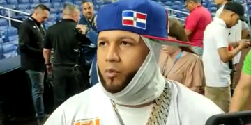 Urbano El Alfa asiste al Clásico Mundial en apoyo a equipo de RD