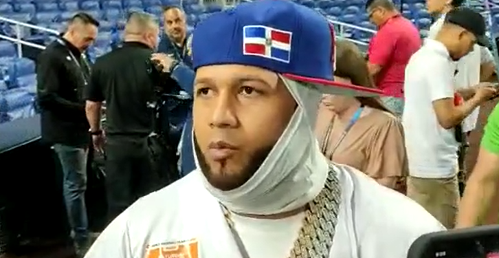 Urbano El Alfa asiste al Clásico Mundial en apoyo a equipo de RD