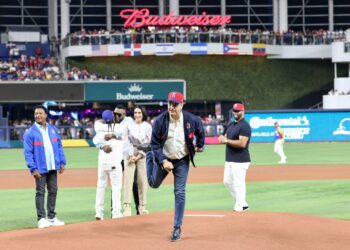Abinader  primer jefe de Estado en lanzar la primera bola en Clásico Mundial de Béisbol