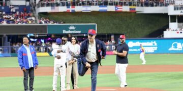 Abinader  primer jefe de Estado en lanzar la primera bola en Clásico Mundial de Béisbol