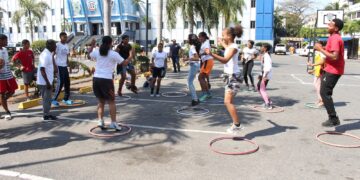 Niños, niñas y adolescentes de dos sectores de Los Alcarrizos disfrutan del domingo deportivo en la sede P.N