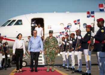 Abinader regresa al país tras lanzar primera bola en Clásico Mundial de Béisbol