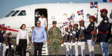 Abinader regresa al país tras lanzar primera bola en Clásico Mundial de Béisbol