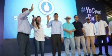 PRM juramenta al ex alcalde de SDO Francisco Peña