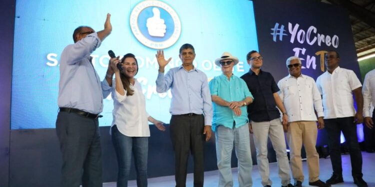 PRM juramenta al ex alcalde de SDO Francisco Peña