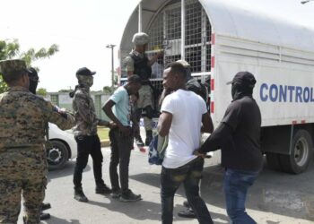 Migración detiene  354 nacionales haitianos ilegales en el Hoyo de Friusa 