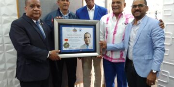 Reconoce al periodista Alberto Quezada por su trayectoria