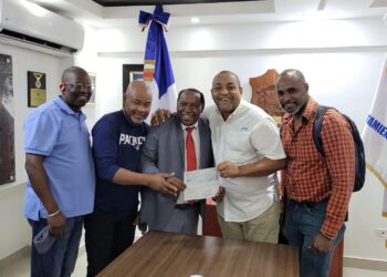 Alcalde José Andújar entrega recursos para carnaval de Manoguayabo