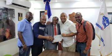 Alcalde José Andújar entrega recursos para carnaval de Manoguayabo